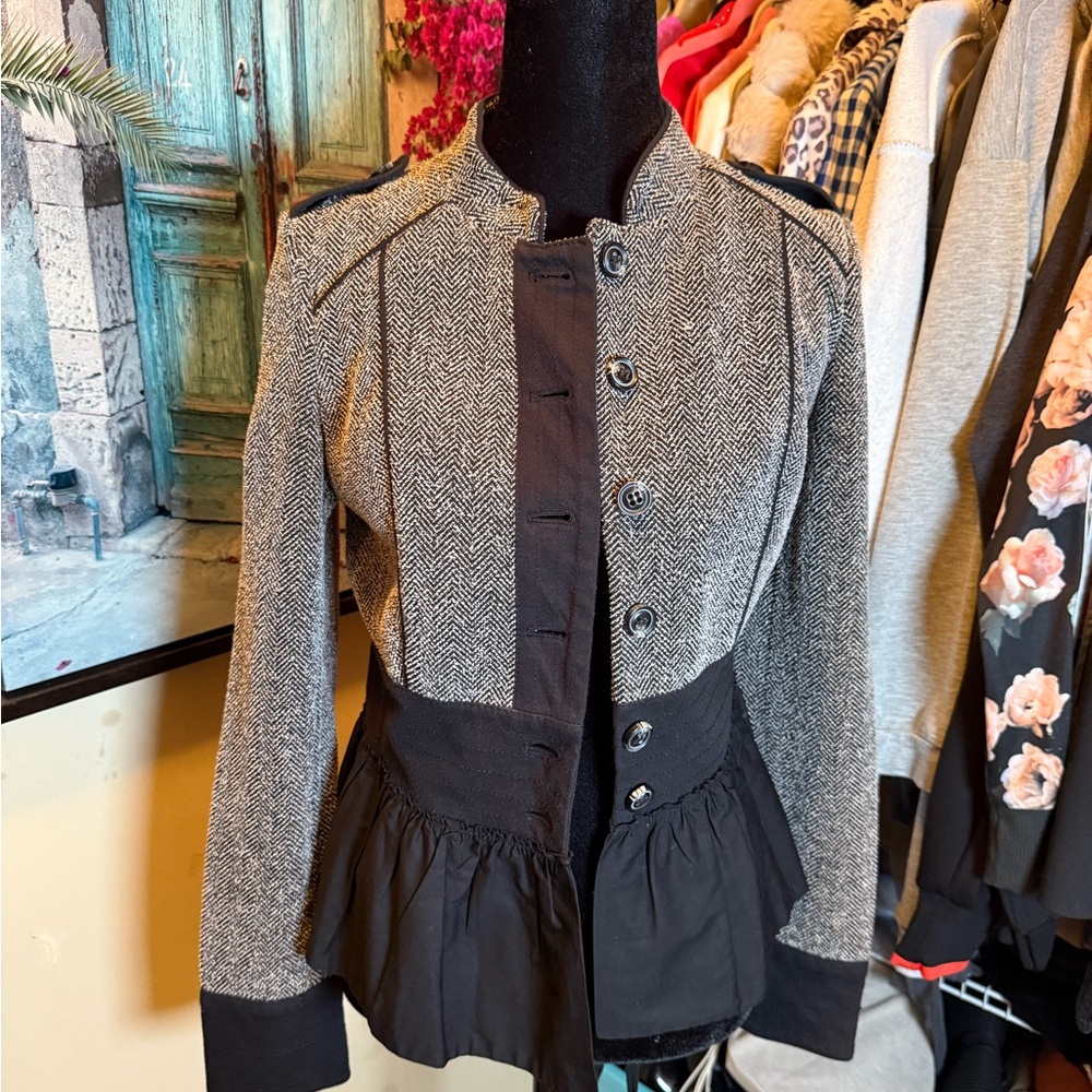Chic Women's Black and Gray Blazer